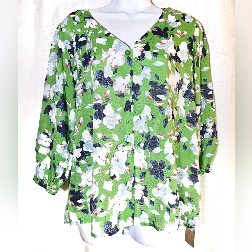 3/$20 Hope & Harlow Floral Top - Picture 8 of 8